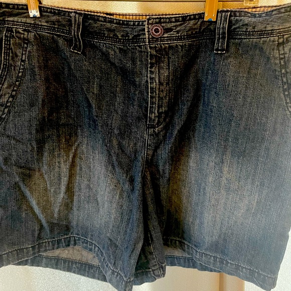 Natural reflections, denim shorts, size 18 W - Picture 1 of 3